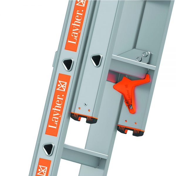 Layher - TOPIC 1032 Stufenschiebeleiter Detail 3 Einhängehaken und Sicherheitskappe